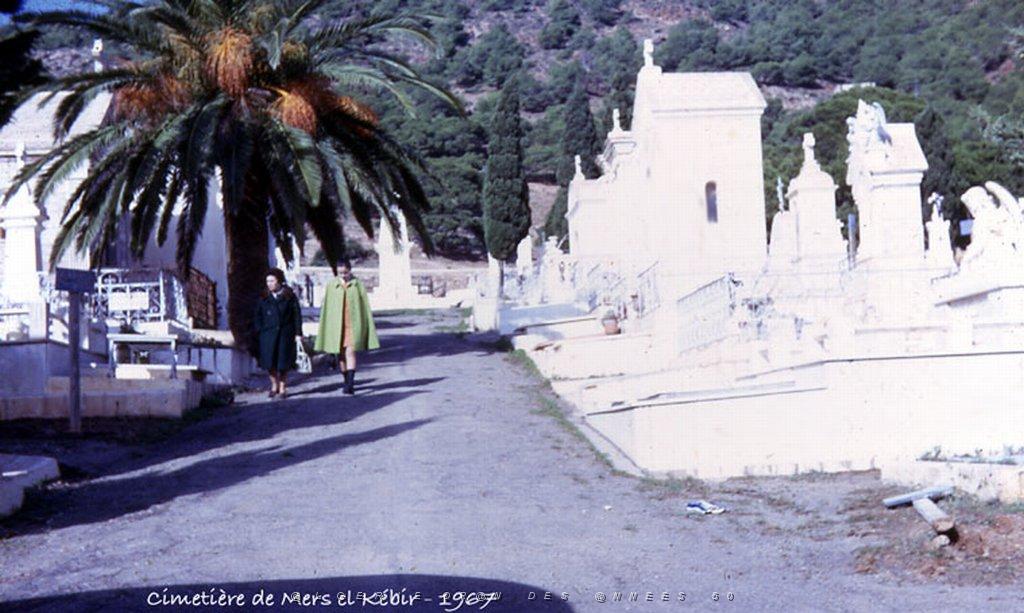 MERS EL KEBIR B UNE DES ALLEES DU CIMETIERE 1967.jpg